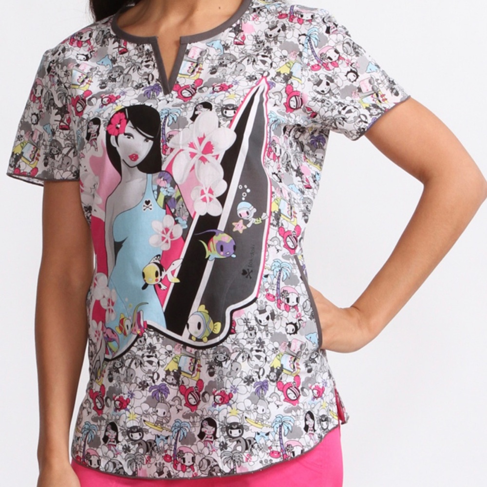 💰3 items for $25 🏷 Tokidoki by Koi Surfer multi print Kiki Scrub Top sz S